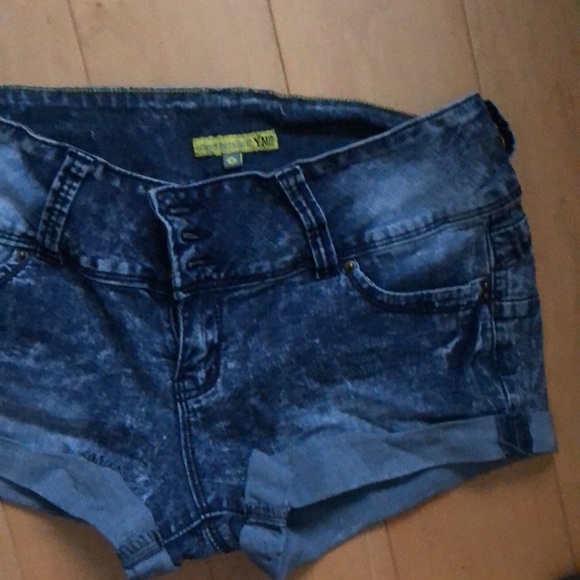 Shorts - Picture 3 of 4